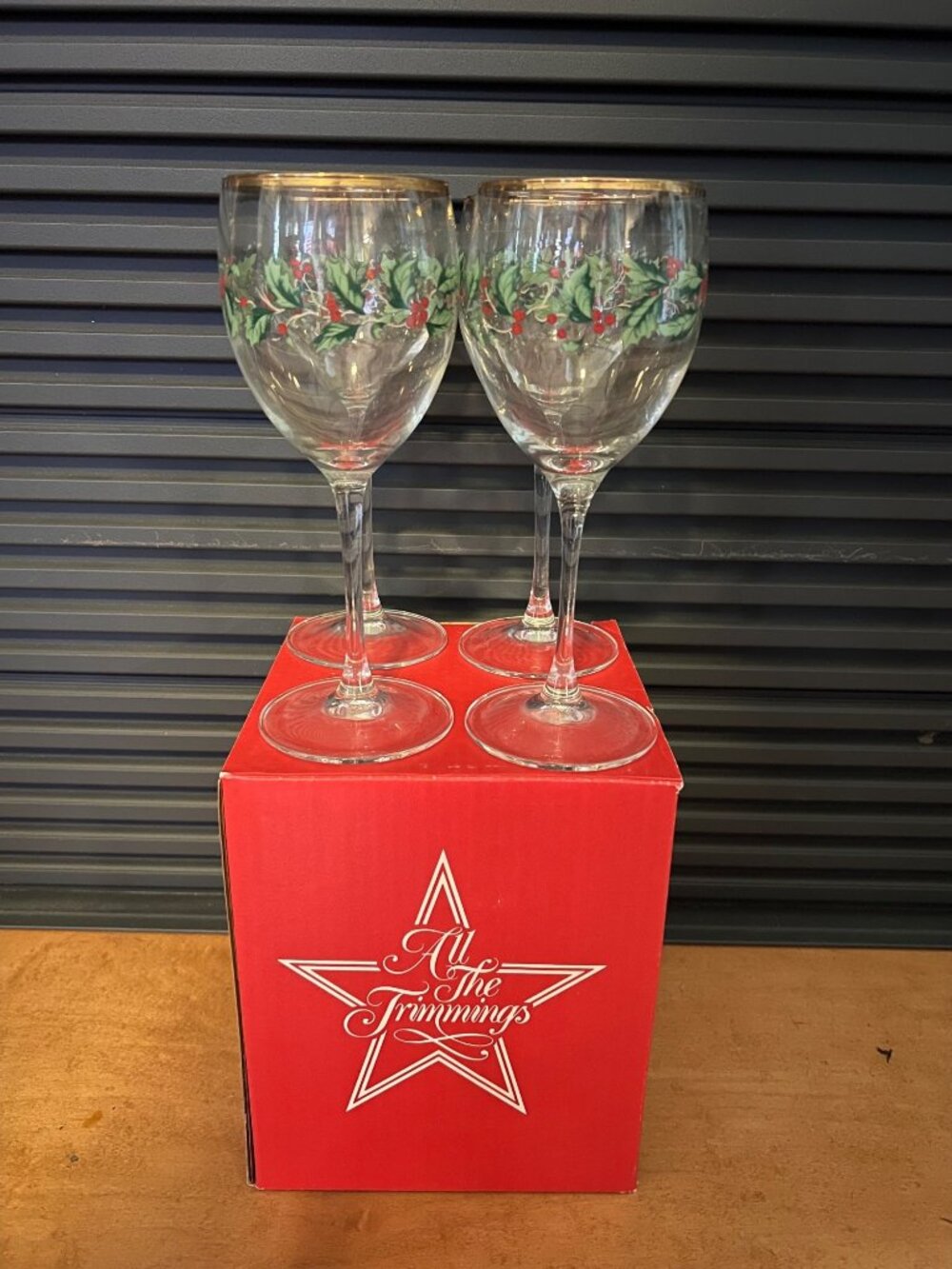 All The Trimmings Set Of 4 12 Oz Wine Glasses Holly & Berry Design‎ Gold Rim